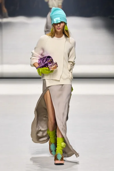 Look 15